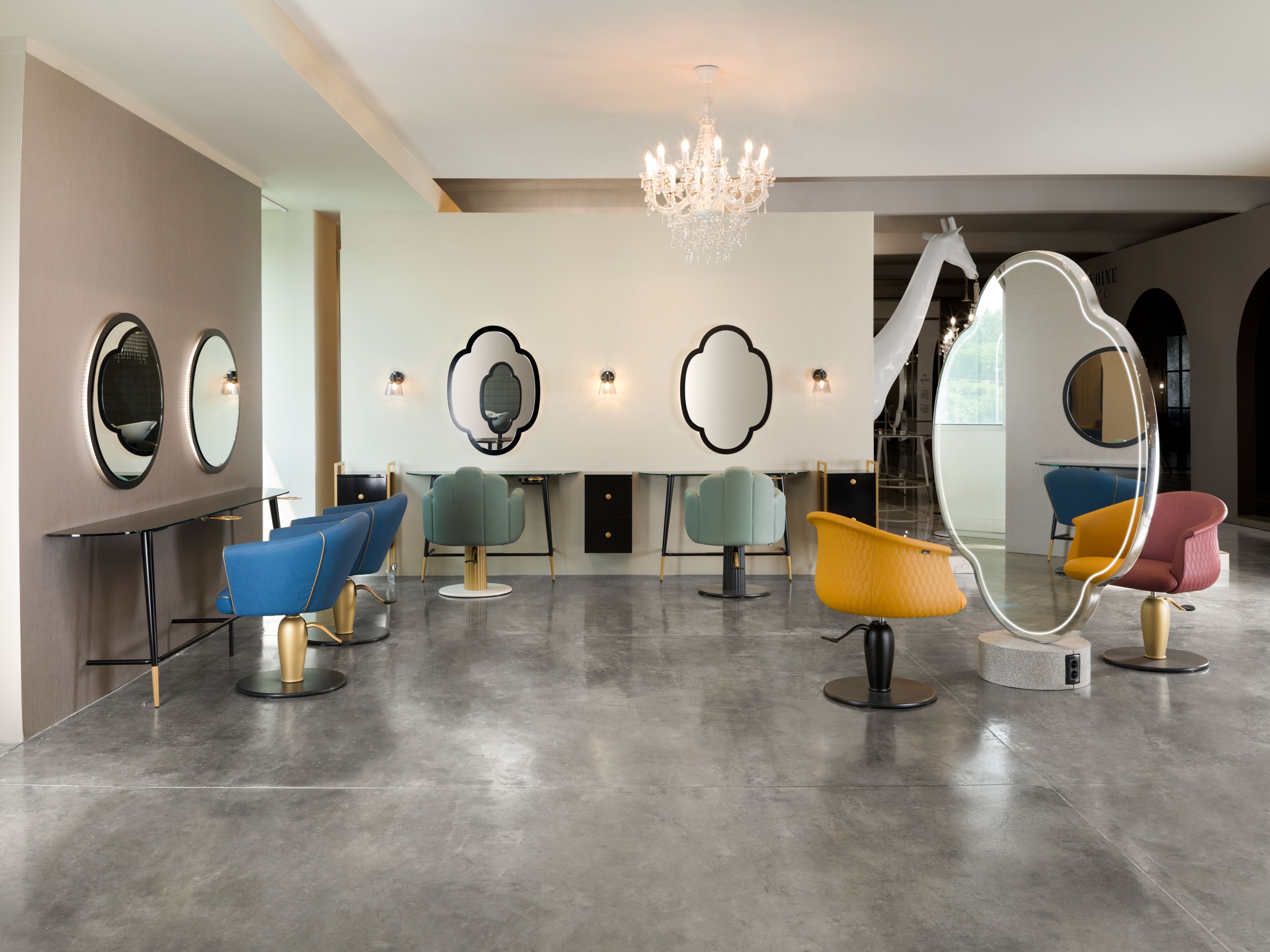 Ambiente Maletti Rue Montenapoleone com poltronas e espelhos de design italiano